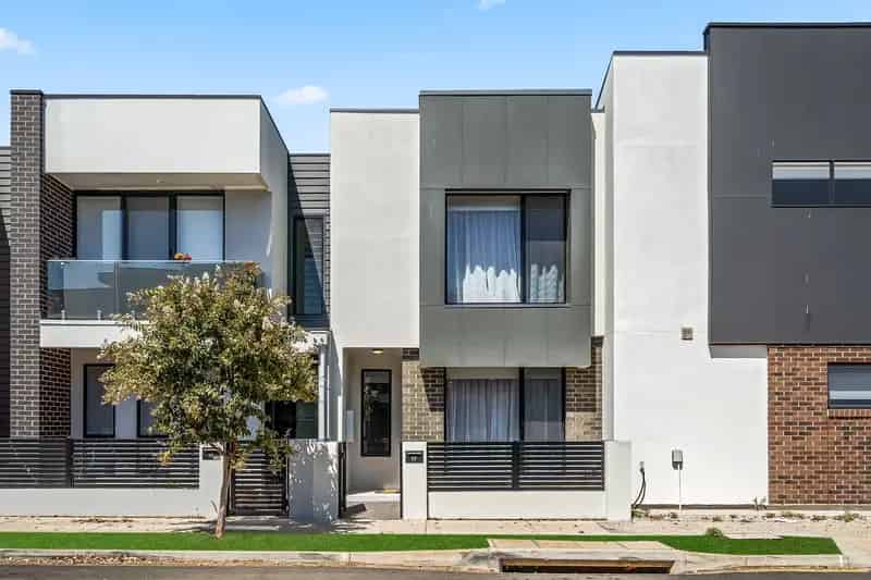 STYLISH TOWNHOUSE IN LIGHTSVIEW