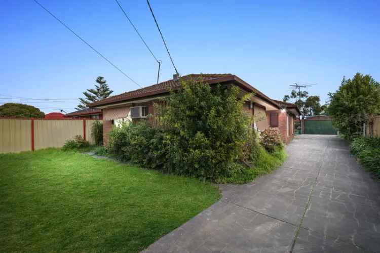 Charming 3 Bedroom Home with Spacious Garage and Ideal Driveway Space