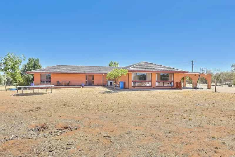 Rural charm - large family home.