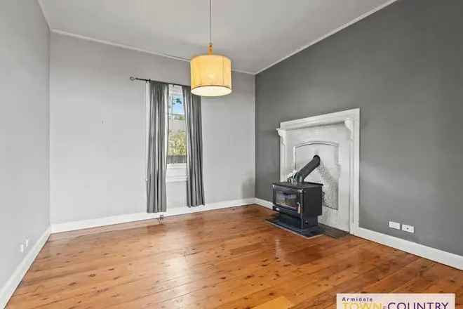 Charming Renovated Cottage Near CBD Parks Shops