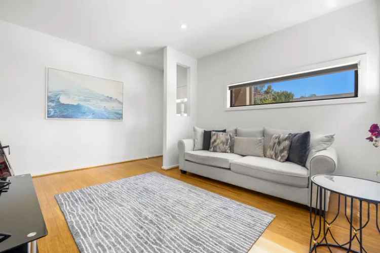 Rent Stylish Townhouse in Chelsea with Modern Features and Beach Access