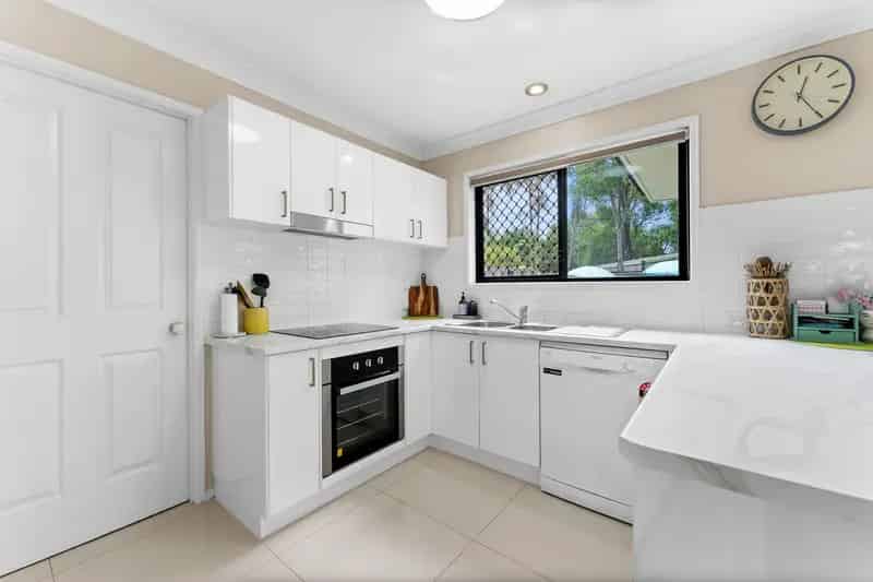 STUNNING TOWNHOUSE WITH HUGE YARD AND MODERN KITCHEN!