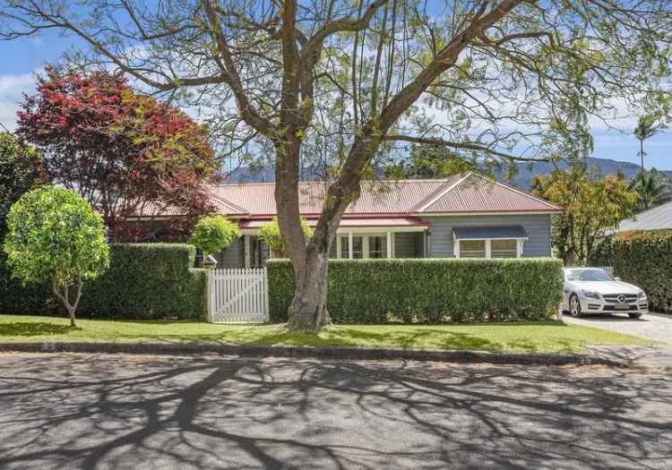 Elegant 5-Bedroom Berry Home Near Town Centre