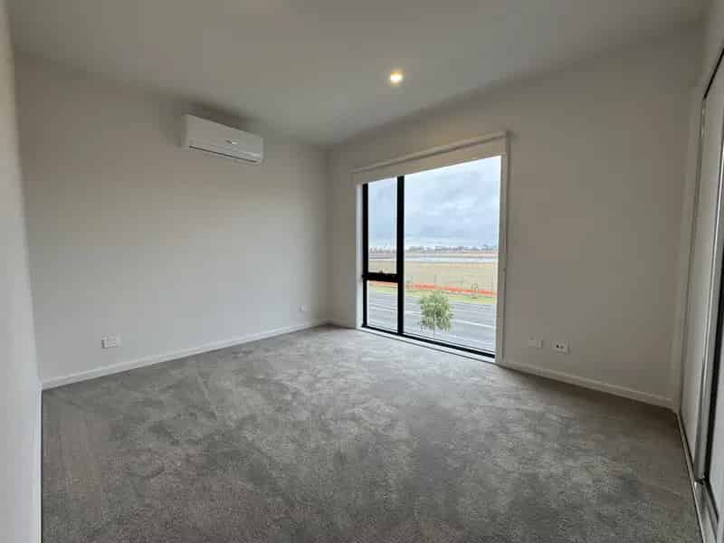 Brand New Boutique Townhouse In Saratoga Community