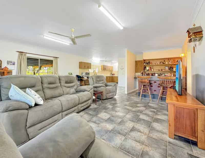 Buy rural property 100 acres with house and pool near Tully