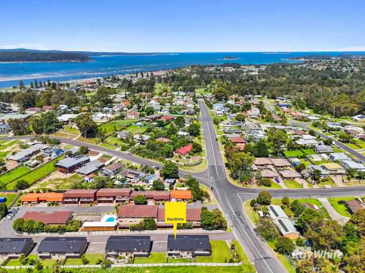 Batemans Bay Top Level Unit 2 Bedroom Modern Kitchen Dual Balcony Pool