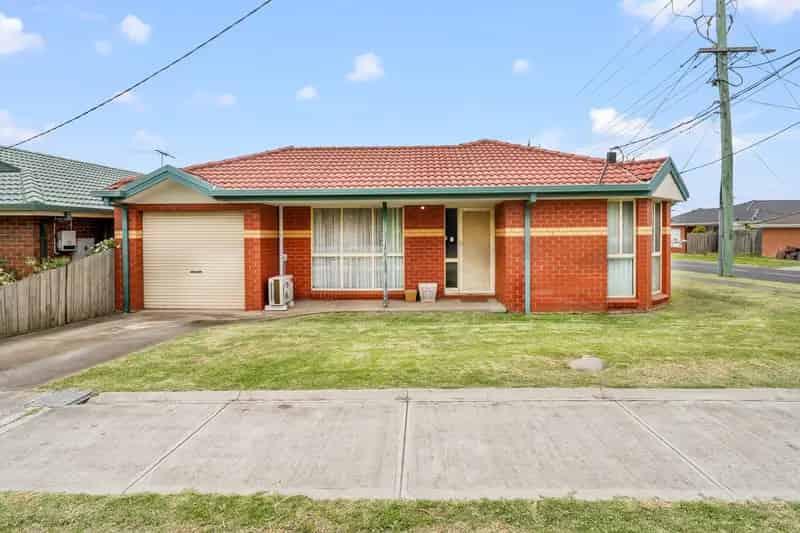 Prime Location in the Heart of Deer Park - Ideal Investment or Starter Home!