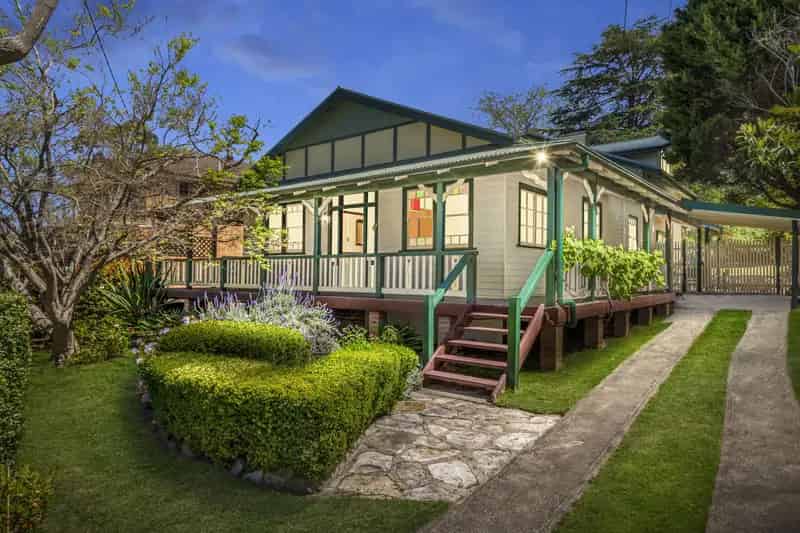 Rent House in Hornsby with Separate Loft and Lush Greenery
