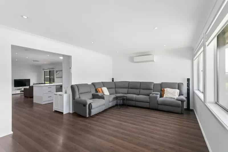Lease Five Bedroom Home Lake Heights With Outdoor Entertainment