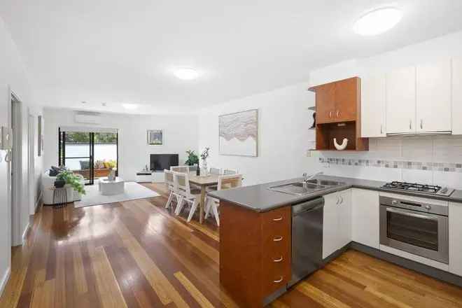 Chic Apartment near Southland Public Transport Shops and Cafes