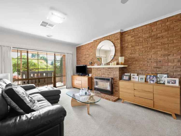 Spacious Family Living with Poolside Entertaining in Prime Benalla Location