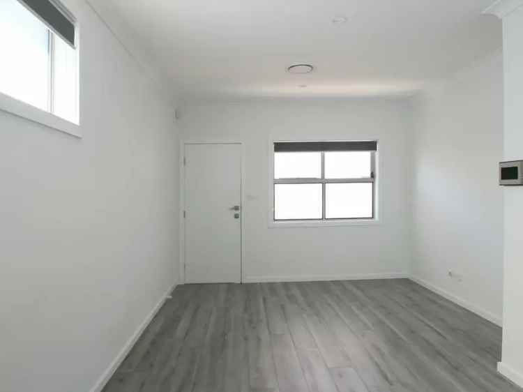 Modern 2 Bedroom House with Double Garage Near Arncliffe Park