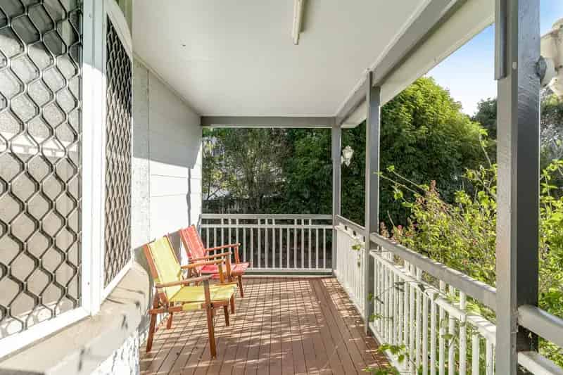 Three-level renovated family home on 2843m2