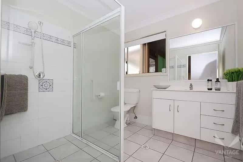 Vantage Eagleby Hedges
