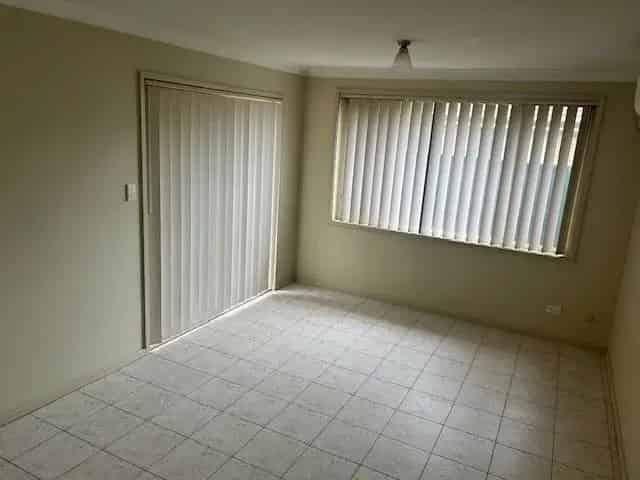 Lease Three Bedroom Home Macquarie Fields With Air Conditioning