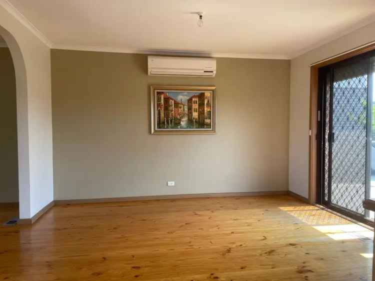 3 Rooms House 184m2 Melbourne Freshly Painted Move in Ready