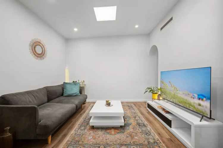 Updated 2-Bedroom Terrace Erskineville Near King Street