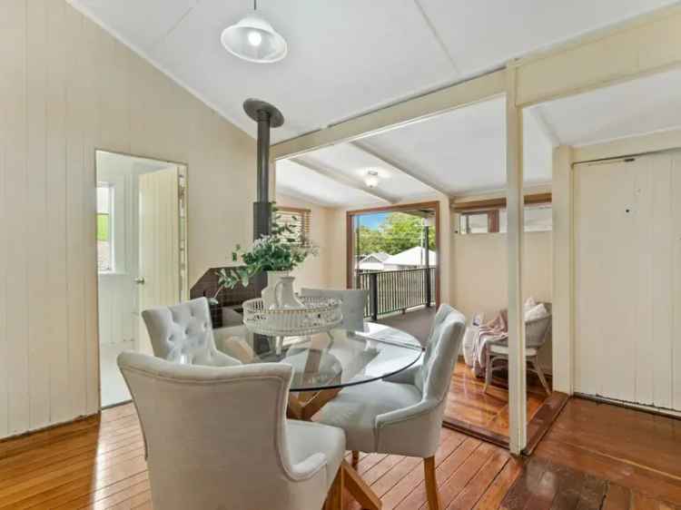 Character Queenslander with Dual Access 5 Beds