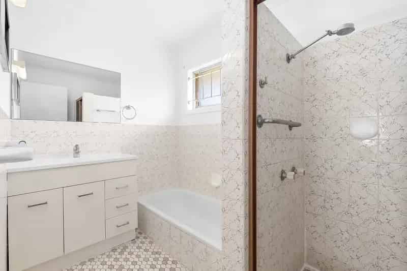 Immaculate Refreshed Home in a Central Position!