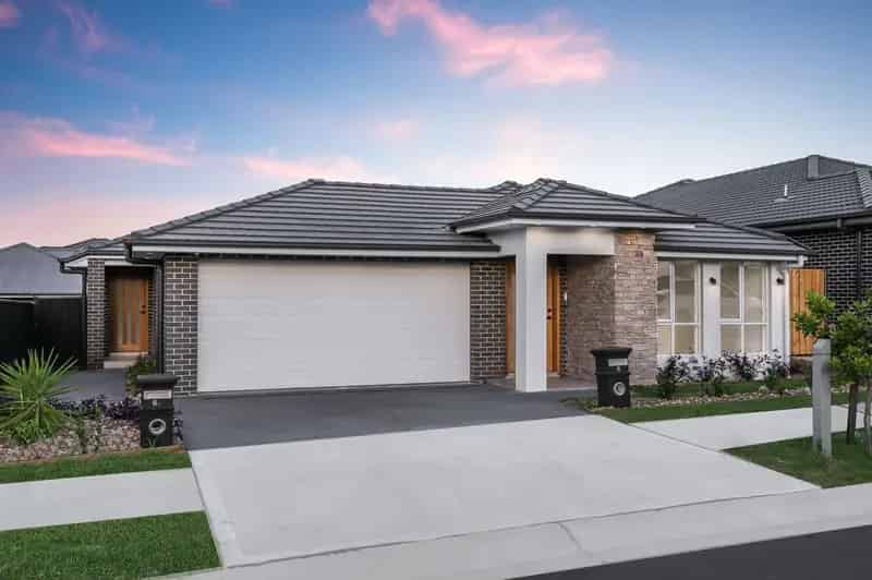 Lease Modern House in Oran Park with Four Bedrooms and Air Conditioning