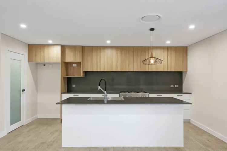 Lease Modern House in Oran Park with Four Bedrooms and Air Conditioning