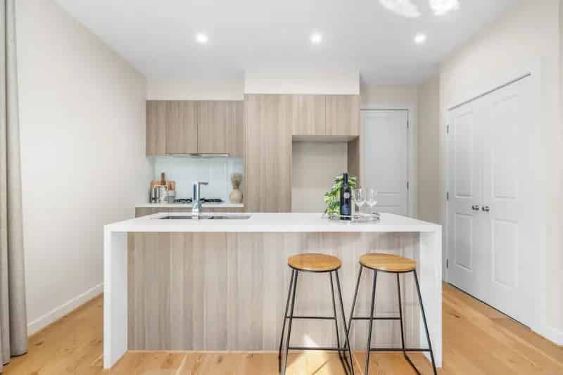 SUN SOAKED CONTEMPORARY COMFORT WITH GROUND FLOOR MASTER