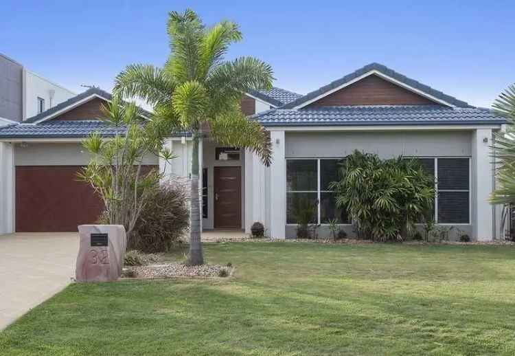 Spacious Waterfront Family Home in Helensvale!