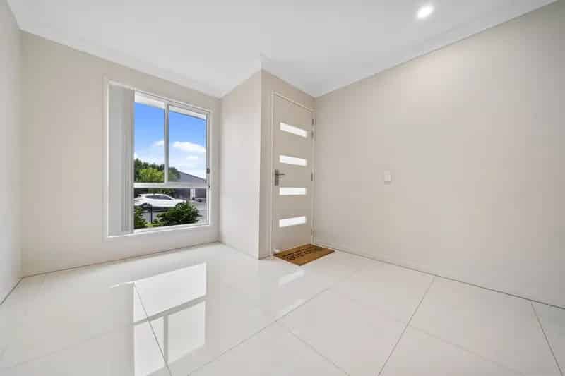 DUAL INCOME OPPORTUNITY IN A PRIME LOCATION!