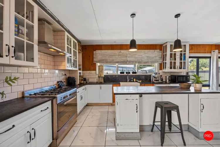 Country Home with Ample Shedding in Heathcote