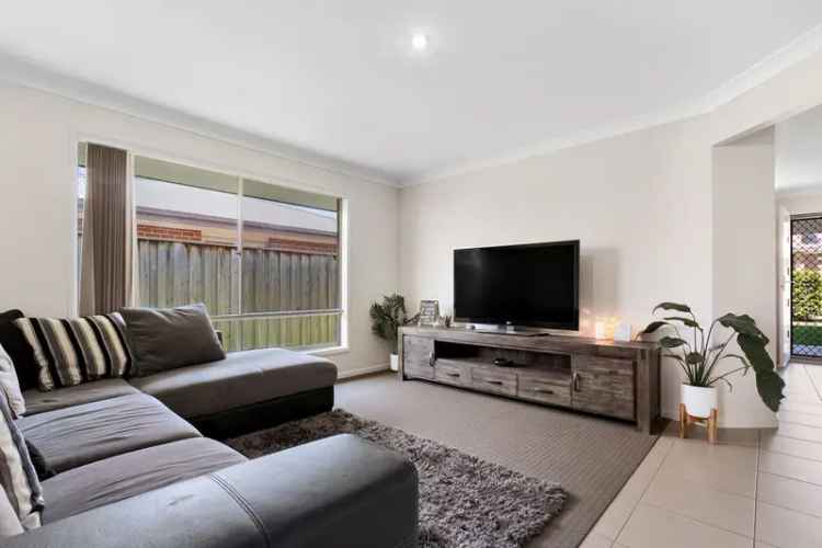 Lease House in Fletcher NSW with Modern Family Features