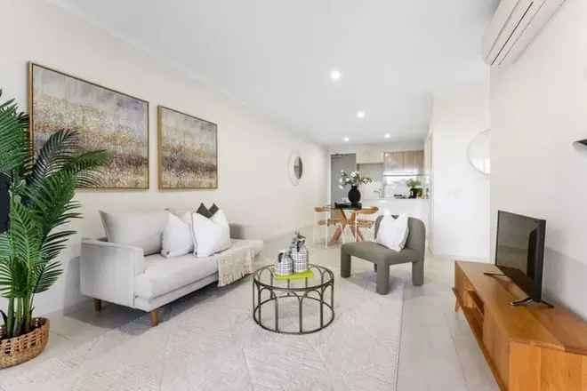 Stylish Top Floor Apartment Pet-Friendly Open Plan Living Private Balcony