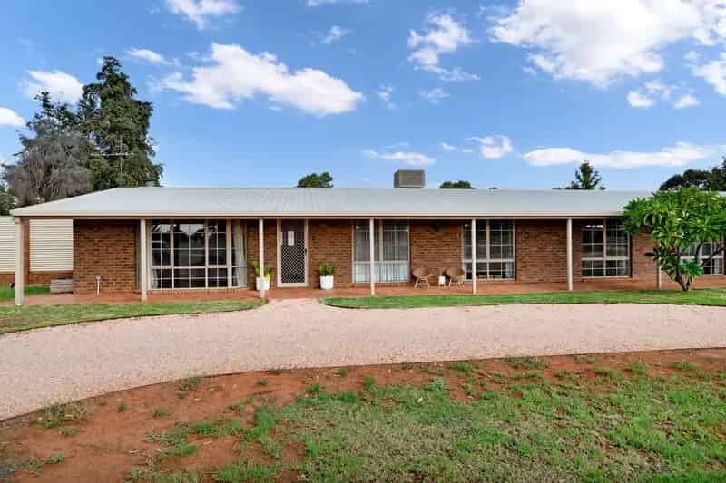 Family Comfort and Space Await - Idyllic Half-Acre Retreat in the Heart of Wentworth