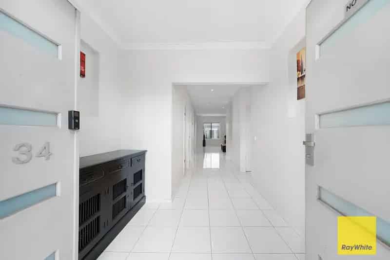 Walking Distance to Tarneit Train Station!!!