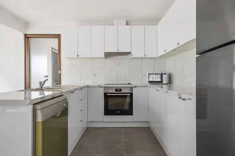 Lease 5 Bedroom House in South Hobart with Modern Kitchen and Garage