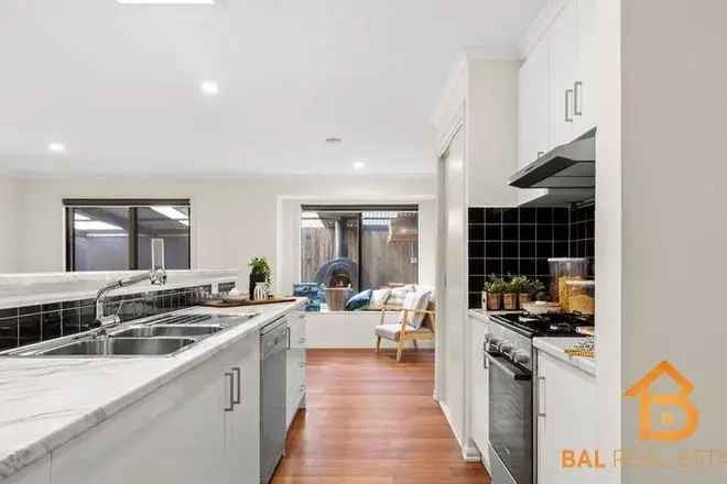 Modern 4 Bed 2 Bath Double Garage House for Lease in Tarneit