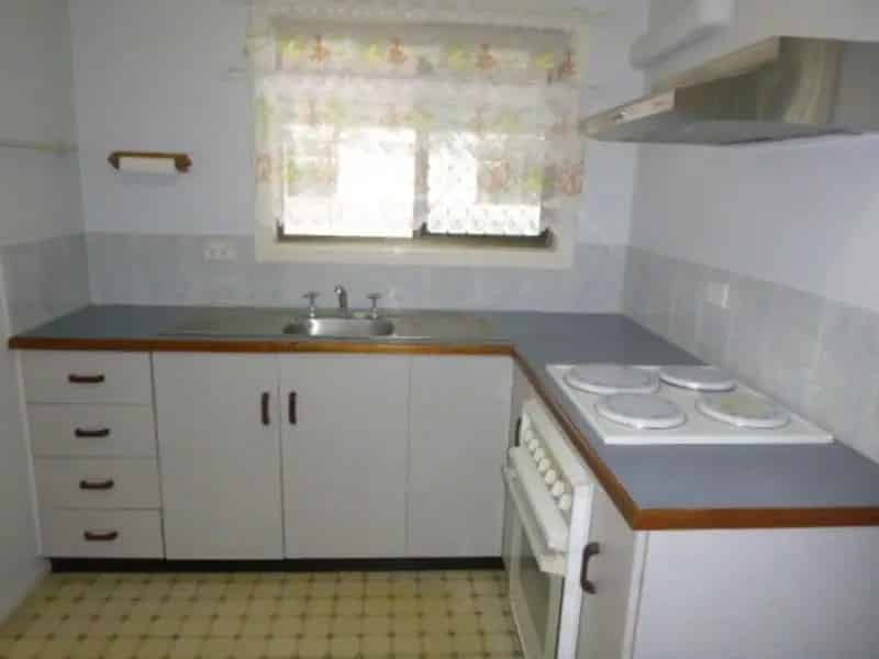 BRICK UNIT LOCATED CLOSE TO CENTRE OF TOWN!