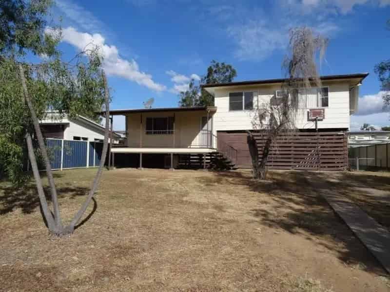 SPLIT LEVEL - LARGE LIVING AREA - LARGE AREA UNDER