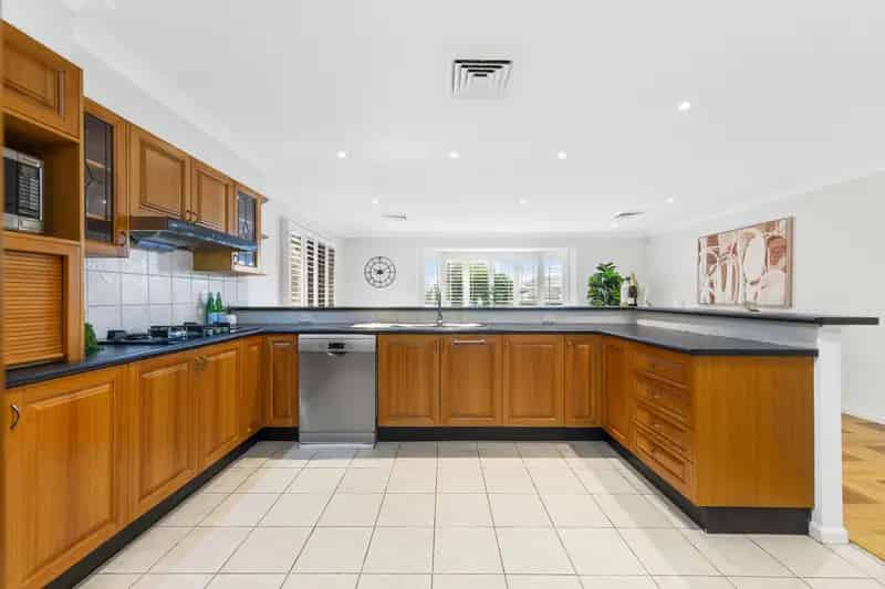 Fantastic Family Start, Walk to Shops and Schools