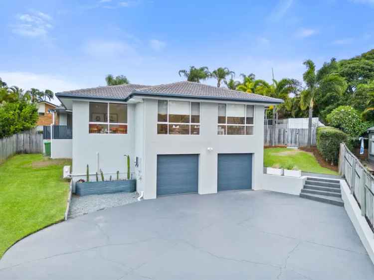 5 Bed 2 Bath Family Home in Robina Woods with Pool