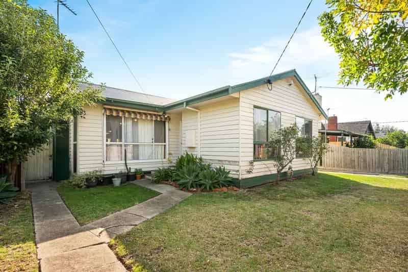 Versatile Family Living with Spacious Interiors & Outdoor Appeal – Approved Plans for 2 Units at Rear
