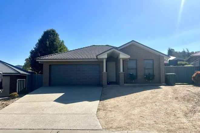 Four Bedroom House Near Charles Sturt University