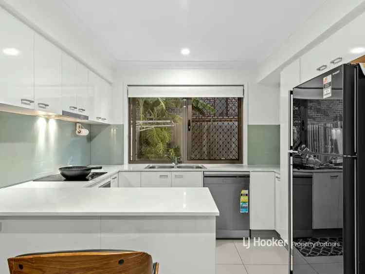 3-Bedroom Townhouse Calamvale Modern Kitchen Private Terrace Pool