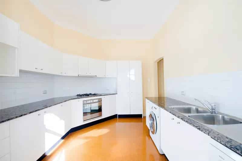 Spacious 2 bedroom + sunroom top floor apartment with stunning Harbour and City views