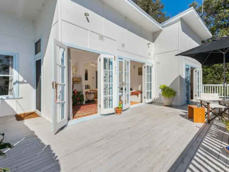 Charming 1950s beach house with Pittwater views