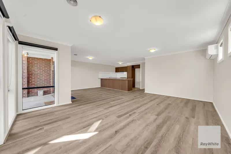SPACIOUS FOUR-BEDROOM FAMILY HOME IN PRIME DEER PARK LOCATION!