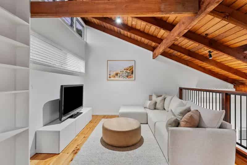 STUNNING LUXURY HOME - IDEAL FOR EXTENDED OR DUAL LIVING