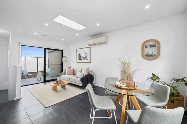 Contemporary Townhouse near Monash University and Medical Centre