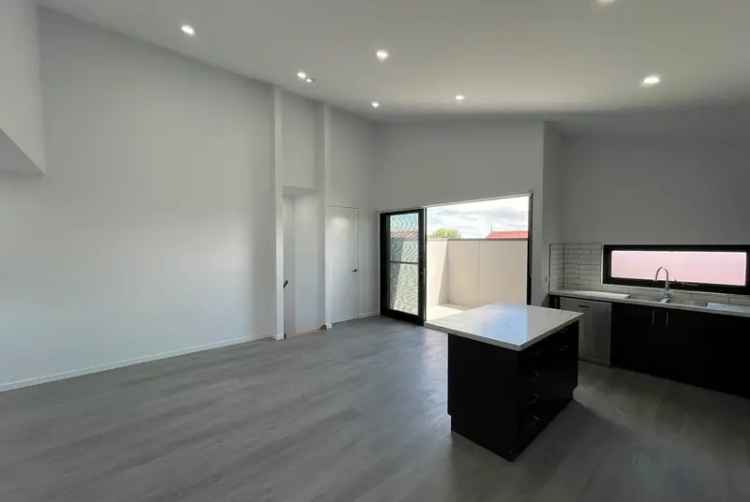 As New Townhouse Reservoir - 2 Bedrooms, Modern Kitchen, Low Maintenance