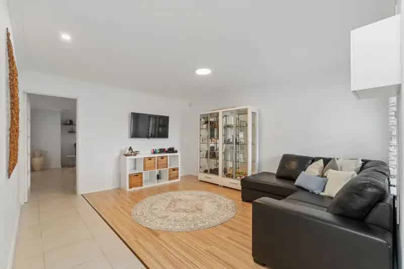 SIMPLY STUNNING! HAS THE FAMILY TICK OF APPROVAL!