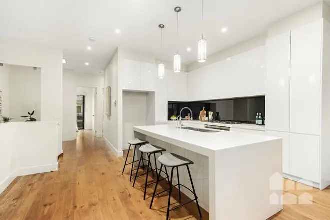 Stunning 3-Bedroom Townhouse Near CBD